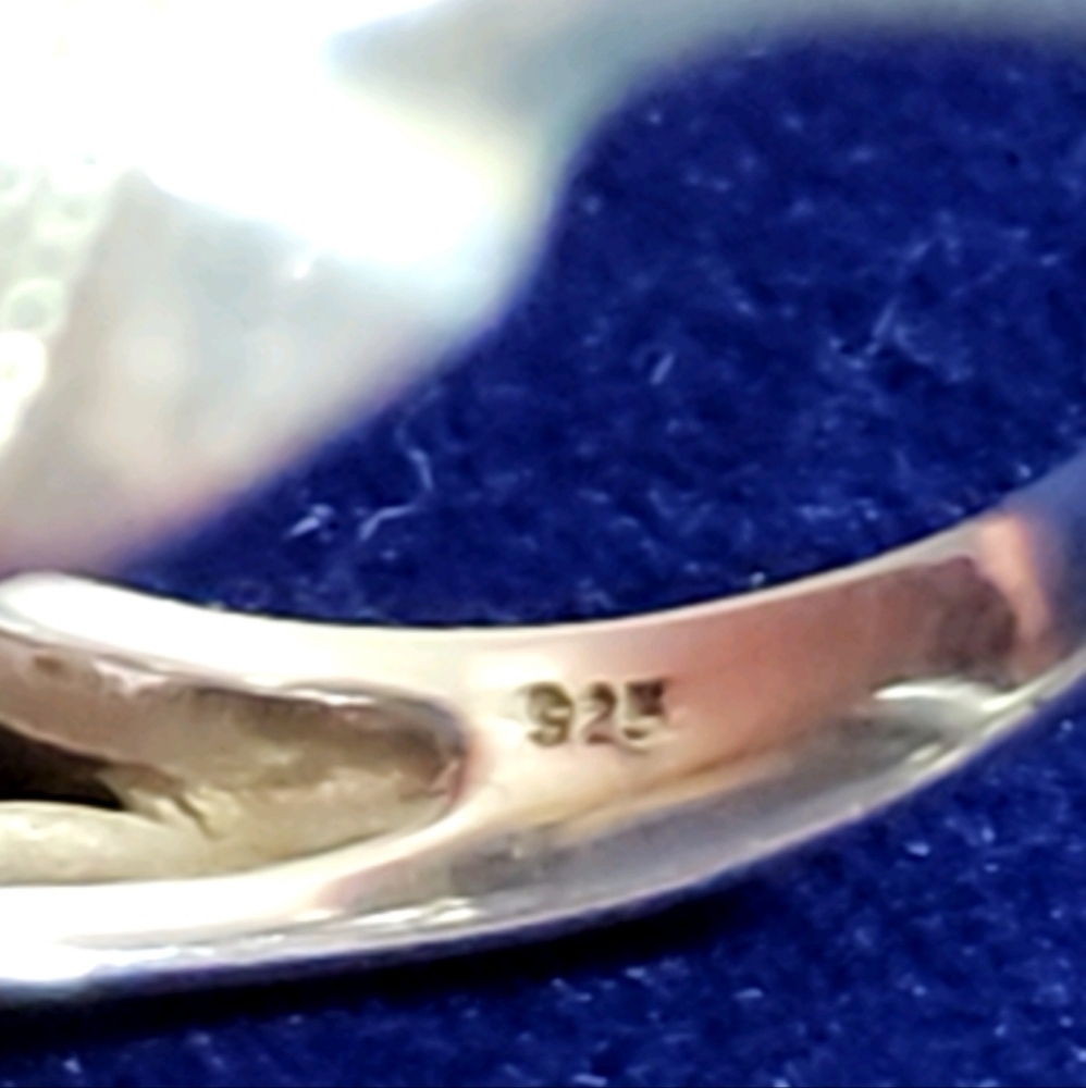 Elegant Silver and Red Gemstone Ring - Picture 6 of 6